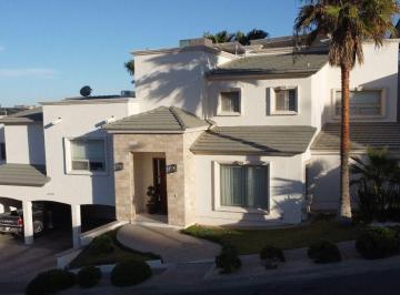 CASA MUY AMPLIA DE 4 PLANTAS, CUENTA CON:

-Cocina recién remodelada (con cubier · En Venta Casa Muy Grande y Bonita en Fracc. Rincon de Las Lomas $15'690,000
