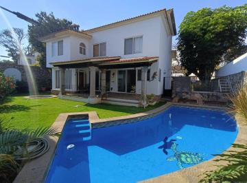Casa de 3 habitaciones, Cuernavaca · Privada con Seguridad; 3habitaciones; 4.5baños; 6estacionamientos; Alberca Jacuzzi y Jardín Privados