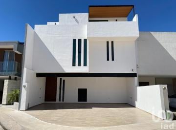 Casa · 310m² · 4 Recámaras · 3 Estacionamientos · Casa Nueva Fraccionamiento Horizontes Residencial