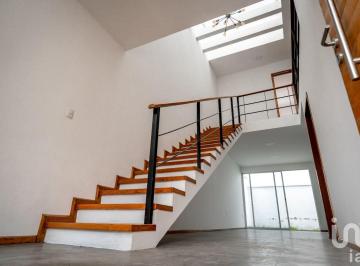 Casa · 220m² · 3 Recámaras · 2 Estacionamientos · Venta de Casa Zona Momoxpan Cerca de Explanada Puebla