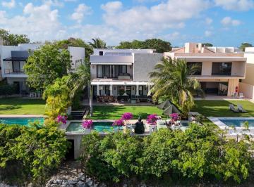 Casa · 700m² · 4 Recámaras · 4 Estacionamientos · Espectacular Residencia en Venta en Lagos del Sol Frente Al Lago