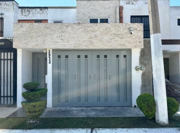 Casa · 125m² · 4 Recámaras · 2 Estacionamientos · Hermosa Casa en Venta en Parques del Bosque