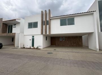 Casa en condominio · 380m² · 4 Recámaras · 5 Estacionamientos · Villas El Durazno