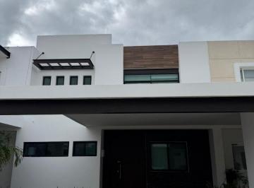 Casa · 256m² · 3 Recámaras · 2 Estacionamientos · Casa en Venta, 3 Recámaras, Piscina, 2 Niveles, Av Huyacán, Aqua Residencial, Cancún