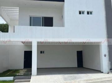 Casa · 320m² · 3 Recámaras · 2 Estacionamientos · Casa en Venta en Monterrey