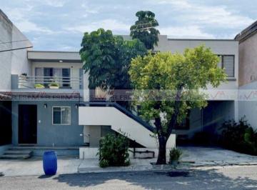 Casa · 400m² · 5 Recámaras · 2 Estacionamientos · Casa en Venta en Vista Hermosa Monterrey
