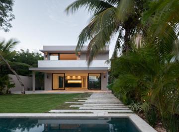 Casa · 502m² · 4 Recámaras · 8 Estacionamientos · Lagos del Sol: Casa Nueva Frente Al Lago / Brand New Lakefront Home