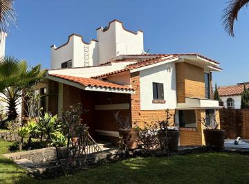 Casa · 223m² · 3 Recámaras · 2 Estacionamientos · Casa Sustentable con Jardín y Jacuzzi en Rinconada Tzompantle | Zona Norte de Cuernavaca