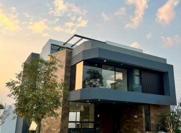 Casa · 332m² · 4 Recámaras · Casa en Fraccionamiento Lomas de Angelópolis