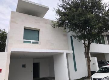 Casa · 220m² · 3 Recámaras · 5 Estacionamientos · Casa en El Aguacatal