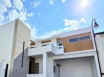 1 · Casa en Venta en Monterrey con Excelente Ubicación y Amplios Espacios