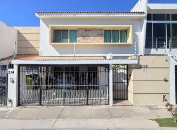 Casa en condominio de 3 habitaciones, Puerto Vallarta · Casa en Venta en Vallarta Residencial.