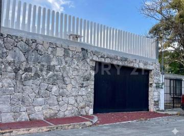 Oficina · 284m² · 5 Recámaras · 4 Estacionamientos · Casa en Venta en Sm 20, Cancún Centro con Departamento Independiente Le1925