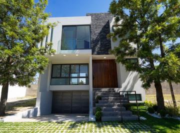 Casa de 3 habitaciones, Zapopan · Casa en Venta en Solares