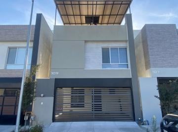Casa · 212m² · 3 Recámaras · 2 Estacionamientos · Casa en Fraccionamiento Torento