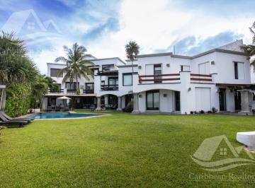 Casa · 350m² · 4 Recámaras · 1 Estacionamiento · Casa en Venta en Zona Hotelera Cancun