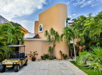 Casa · 300m² · 4 Recámaras · 2 Estacionamientos · Casa en Venta en Puerto Aventuras