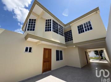 Casa · 231m² · 3 Recámaras · 3 Estacionamientos · Casa en Venta en Colonia Maya 3 Recámaras con Alberca y Accesoria