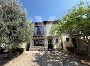 Casa · 180m² · 3 Recámaras · 2 Estacionamientos · Casa en El Fraccionamiento Casco Viejo