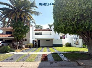Casa en condominio de 3 habitaciones, Zapopan · Residencia Estilo Contemporáneo con Buen Proyecto, en Valle Real.