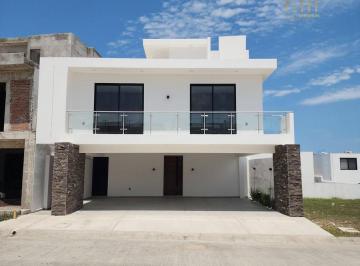 Casa · 320m² · 3 Recámaras · 3 Estacionamientos · Venta de Casa en Fraccionamiento Lomas del Dorado con Roof Garden