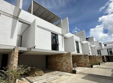 a4c9cf5527815df366b963f1f4c082981c56ba2ac4034efb173e2f780f877281 · Townhouse de 3 Recámaras, con Piscina, Rooftop y Paneles Solares, en Privada.