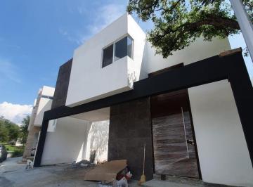 Casa · 250m² · 3 Recámaras · 2 Estacionamientos · Fraccionamiento Cumbres de Santiago - Carretera Nacional - Casa en Venta Santiago N. L.
