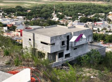 Casa · 750m² · 3 Recámaras · 6 Estacionamientos · Alviento Residencial - Carretera Nacional - Casa en Venta Santiago en Obra Gris