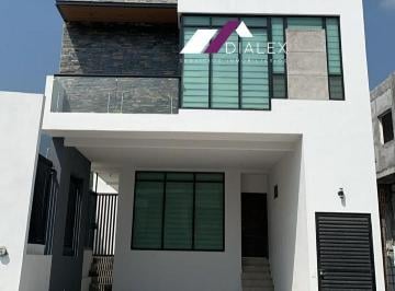 Casa · 262m² · 3 Recámaras · 2 Estacionamientos · Fraccionamiento Alamosur - Carretera Nacional - Casa en Venta Santiago N. L.