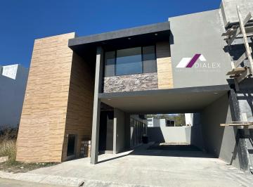 Casa · 262m² · 4 Recámaras · 2 Estacionamientos · Altares Residencial - Carretera Nacional - Casa Venta en Santiago, Nuevo León. 262 m²