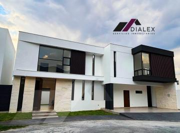 Casa · 390m² · 3 Recámaras · 3 Estacionamientos · Venta Casa en Fraccionamiento Los Cantaros - Carretera Nacional (Los Rodriguez) Santiago - 390 m²
