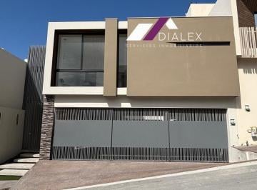 Casa · 354m² · 3 Recámaras · 3 Estacionamientos · Fracc. Castaños del Vergel - Carretera Nacional - Casa Venta Zona Sur Monterrey