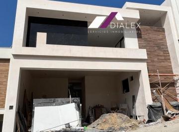 Casa · 584m² · 3 Recámaras · 3 Estacionamientos · Fracc. Castaños del Vergel - Carretera Nacional - Casa Venta Zona Sur Monterrey, 584 m²