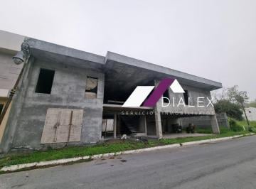 Casa · 742m² · 5 Recámaras · Casa en Venta en Fraccionamiento El Sabino en Santiago, Nuevo León - 5 Recámaras, 742 m²
