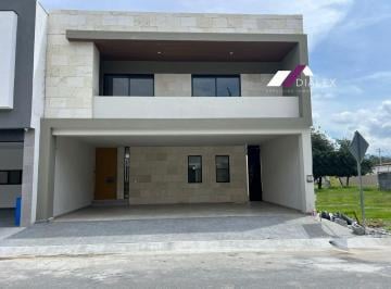 Casa · 380m² · 3 Recámaras · 3 Estacionamientos · Venta Casa de 3 Niveles en Fracc. Pedregal del Huajuco El Barrial Carretera Nacional Santiago