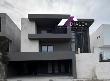 Casa · 1m² · 3 Recámaras · 4 Estacionamientos · Casa en Venta - Fraccionamiento Sierra Alta en Carretera Nacional en Monterrey
