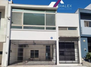 Casa · 370m² · 5 Recámaras · 2 Estacionamientos · Casa en Venta Satélite Acueducto, Monterrey - Vistas Panorámicas y Ubicación Inmejorable - 370 m²