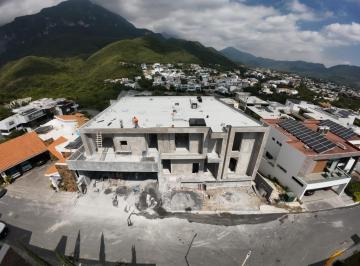 Casa · 1337m² · 3 Recámaras · 4 Estacionamientos · Venta Residencia con Alberca en Fracc. Sierra Alta 9° de 1,337 m² Carretera Nacional Monterrey