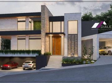 Casa · 945m² · 4 Recámaras · 7 Estacionamientos · Venta Casa en Fracc. El Pueblito de Santiago de 945 m² Carretera Nacional Santiago