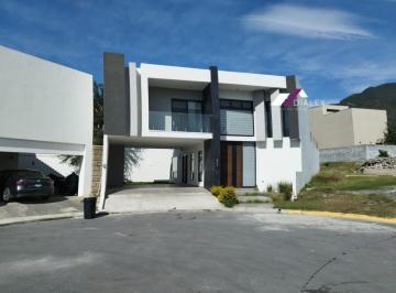Casa · 380m² · 4 Recámaras · 3 Estacionamientos · Venta Casa en Fraccionamiento Granadas de Laderas en Monterrey Carretera Nacional - 4 Recámaras