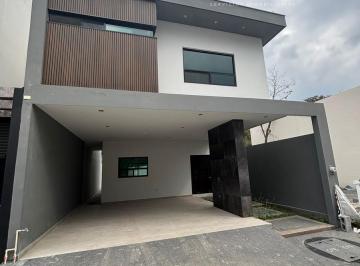 Casa · 265m² · 3 Recámaras · 2 Estacionamientos · Casa en Venta de 3 Niveles en Fracc. Brisas del Vergel - Carretera Nacional - Monterrey, Nuevo León.