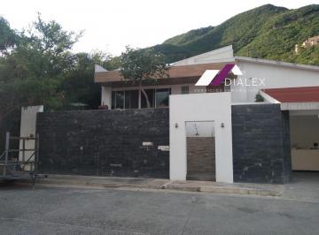 Casa · 921m² · 3 Recámaras · 4 Estacionamientos · Venta Casa de 921 m² en Residencial Bosquencinos Zona Carertera Nacional en Monterrey