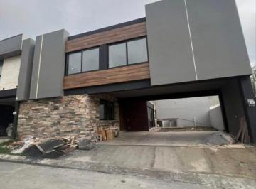 Casa · 285m² · 4 Recámaras · 2 Estacionamientos · Venta Casa en Fraccionamiento Altares Residencial - Carretera Nacional en Santiago - 4 Recámaras