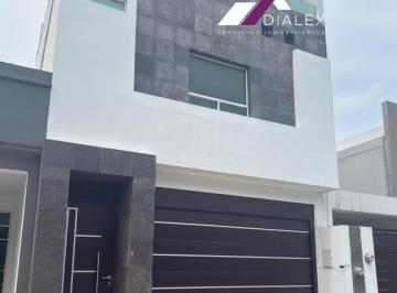 Casa · 225m² · 3 Recámaras · 2 Estacionamientos · Venta Casa de 3 Niveles con Terraza y Alberca en Fracc. Nexxus Sector Rubí en Escobedo, Nuevo León.