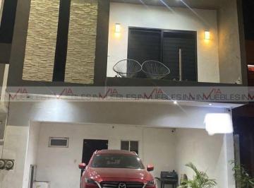 Casa · 230m² · 3 Recámaras · 2 Estacionamientos · Casa en Venta en Santa Catarina