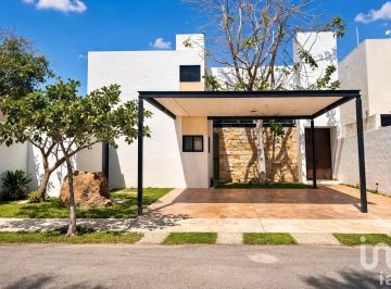Casa · 190m² · 3 Recámaras · 2 Estacionamientos · Hermosa Casa Amueblada en Renta Conkal, Yucatan