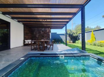 Casa · 290m² · 4 Recámaras · 4 Estacionamientos · Casa Amueblada en Renta con Jacuzzi en Acatitlán, Valle de Bravo