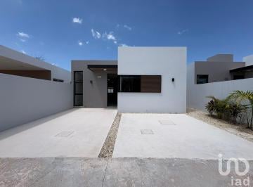 Casa · 122m² · 3 Recámaras · 2 Estacionamientos · Casa de Una Planta en Privada Al Norte de Mérida 3 Recámaras Conkal