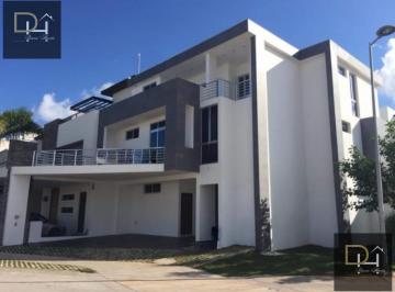 Casa · 340m² · 5 Recámaras · 3 Estacionamientos · ¡Bonita Casa E Venta en Residencial Aqua!