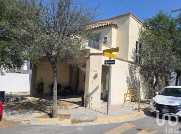 Casa · 120m² · 2 Recámaras · 2 Estacionamientos · Casa en Renta Arcos del Sol